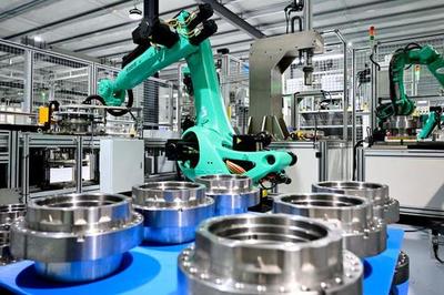2023年12月27日,在烟台市黄渤海新区艾迪精密智能制造产业园,机器人在生产液压马达产品。新华社记者 郭绪雷 摄